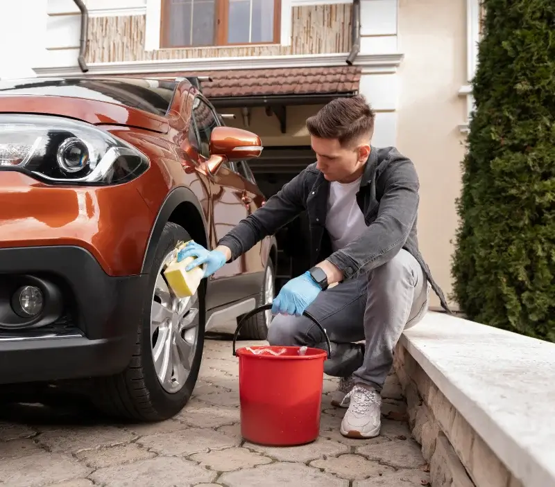 Lavage auto à domicile Saint-Martin-lez-Tatinghem : professionnel intervenant sur un véhicule
